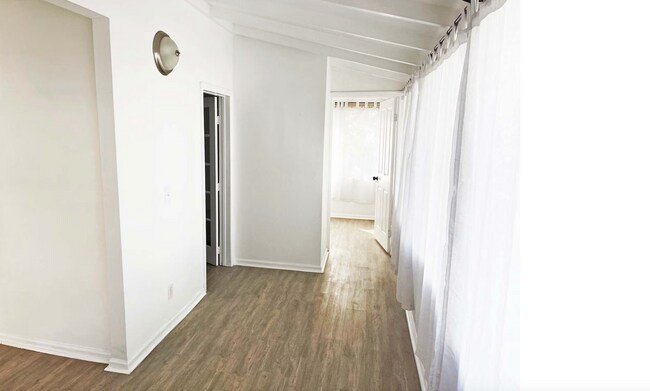 Foto del edificio - 1108 N Sweetzer Ave