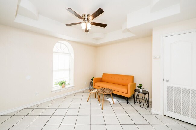 Building Photo - 1000 Ranchway Dr