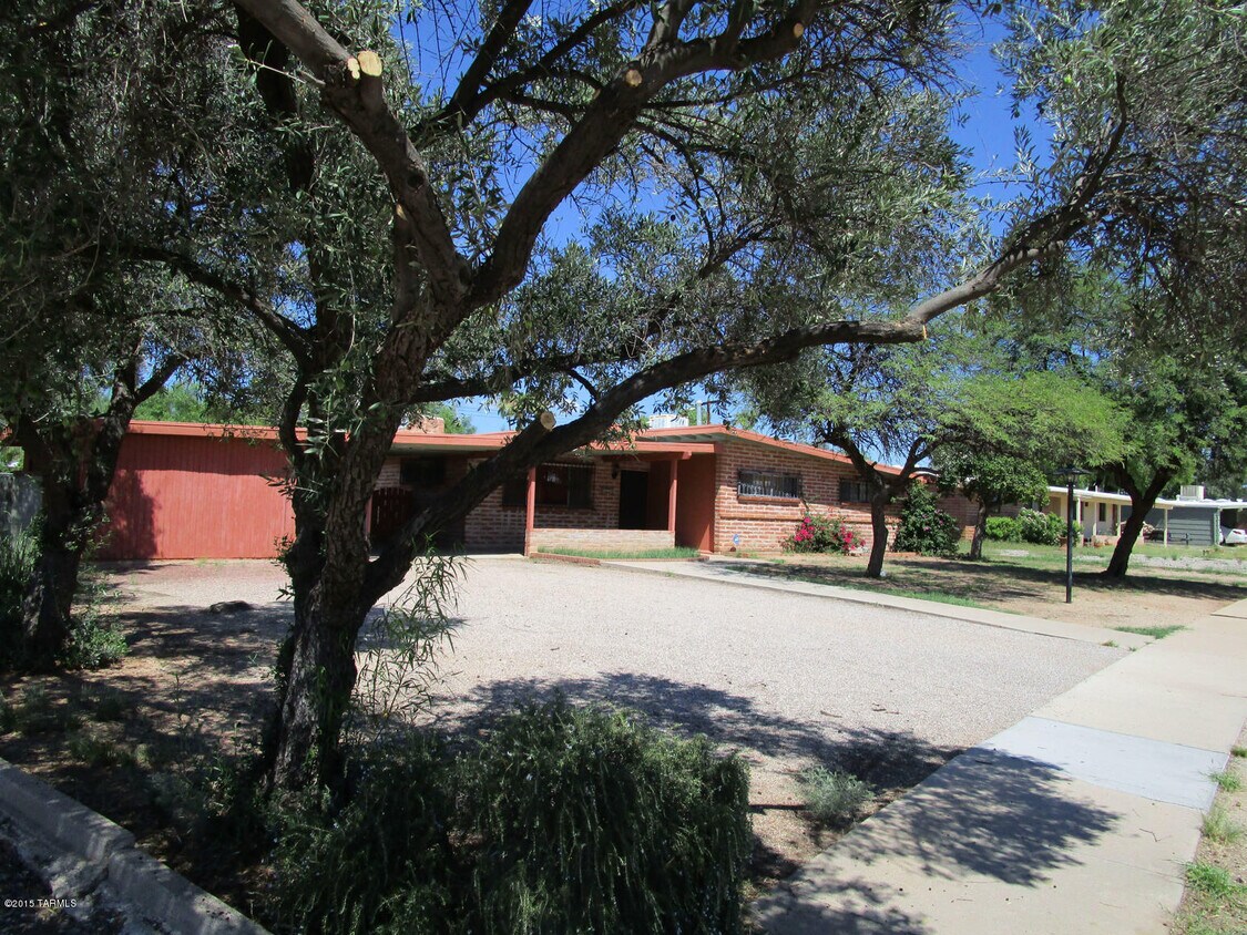 Primary Photo - 6941 E Luana Dr