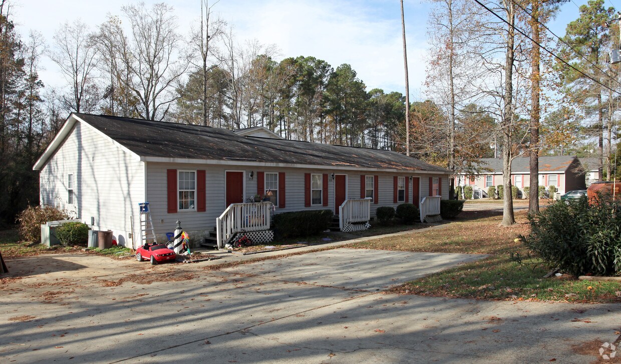 Primary Photo - 501-529 Holding St