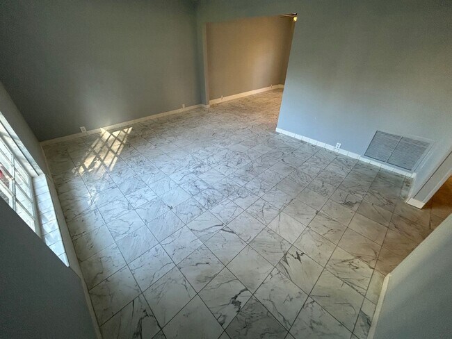 Building Photo - SPACIOUS 2 BEDROOM TOWNHOME IN LAS VEGAS COUNTRY CLUB