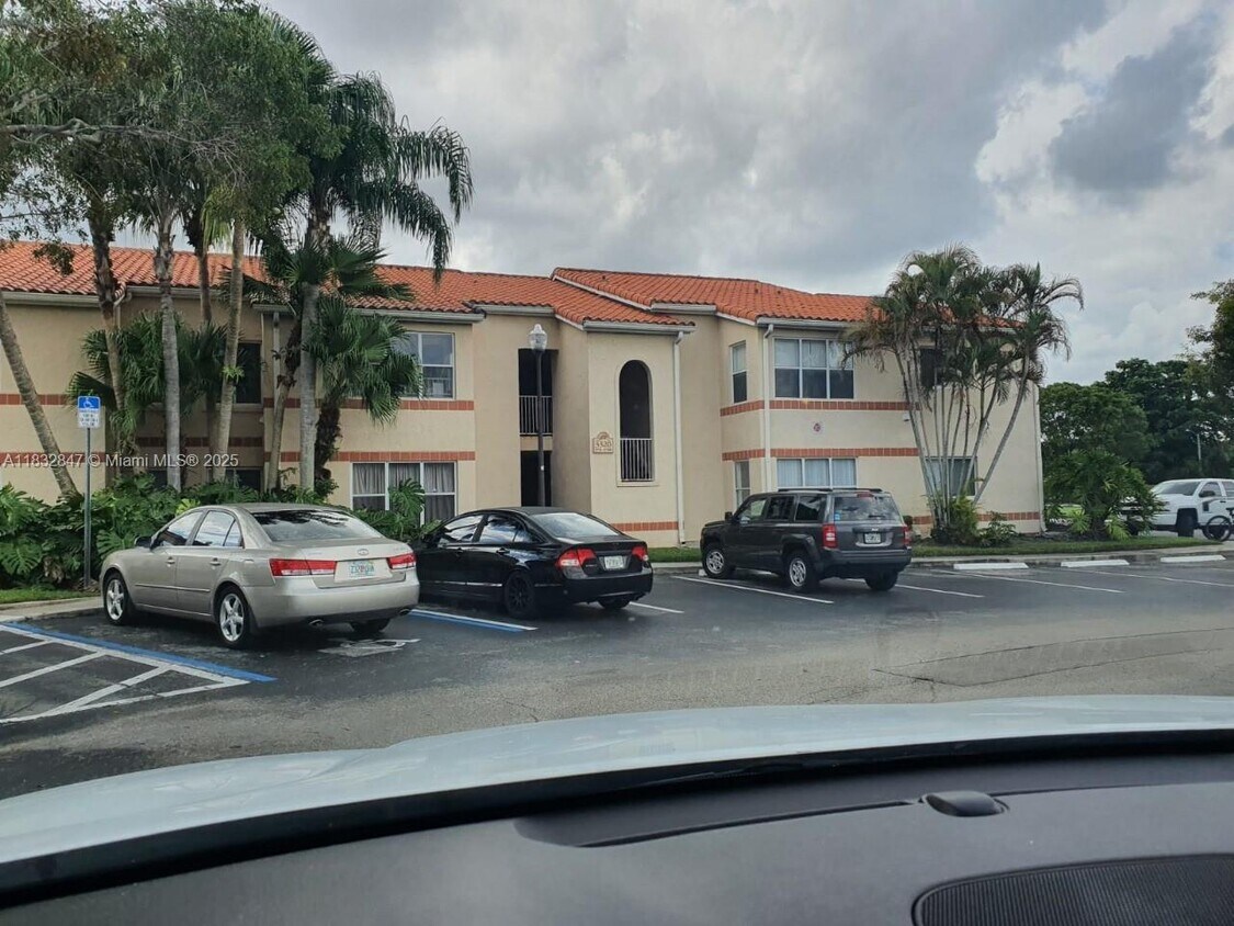 Foto principal - 3320 Pinewalk Dr N