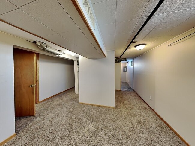 Building Photo - COMING SOON!! Charming 3 Bedroom, 2 Bathro...