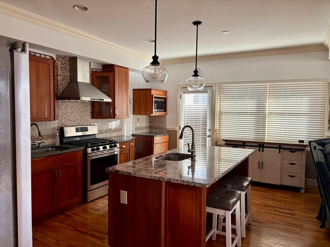 Gabinetes abundantes - 262 Prospect Ave