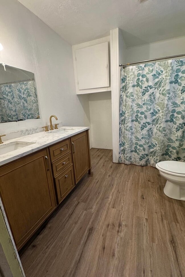 Building Photo - 403 E Elk St