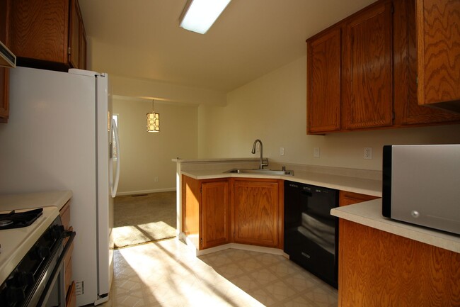 Building Photo - 3 Bedroom Townhome for Rent!