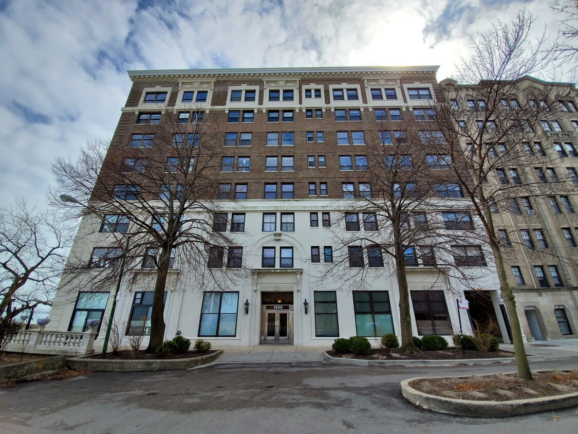 Foto principal - 1205 W Sherwin Ave