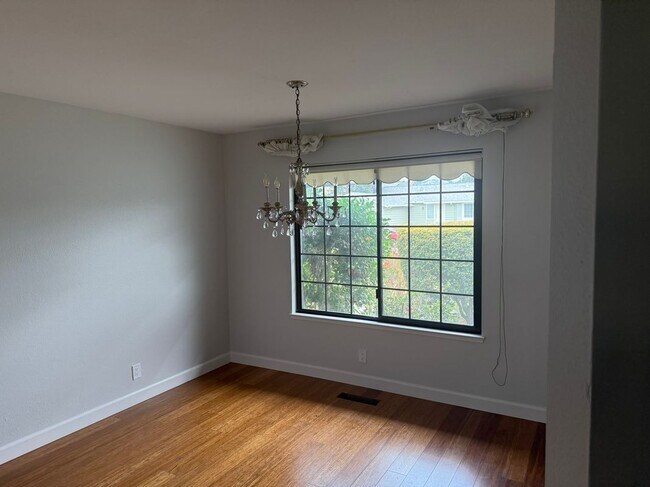 Building Photo - 515 La Baree Dr