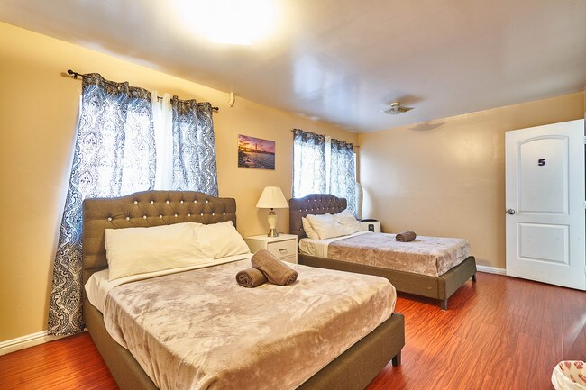 Building Photo - 522 N Harvard Blvd