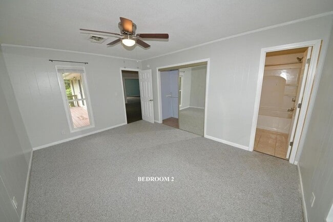 Building Photo - Lovely 2 bedroom / 2 bath right in the mid...