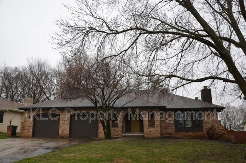 2101 69th St, Windsor Heights, IA 50324 House for Rent in Windsor