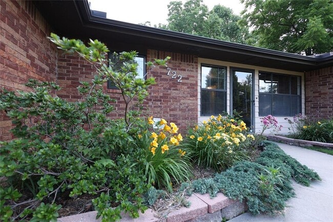 Building Photo - 722 Smalley Dr