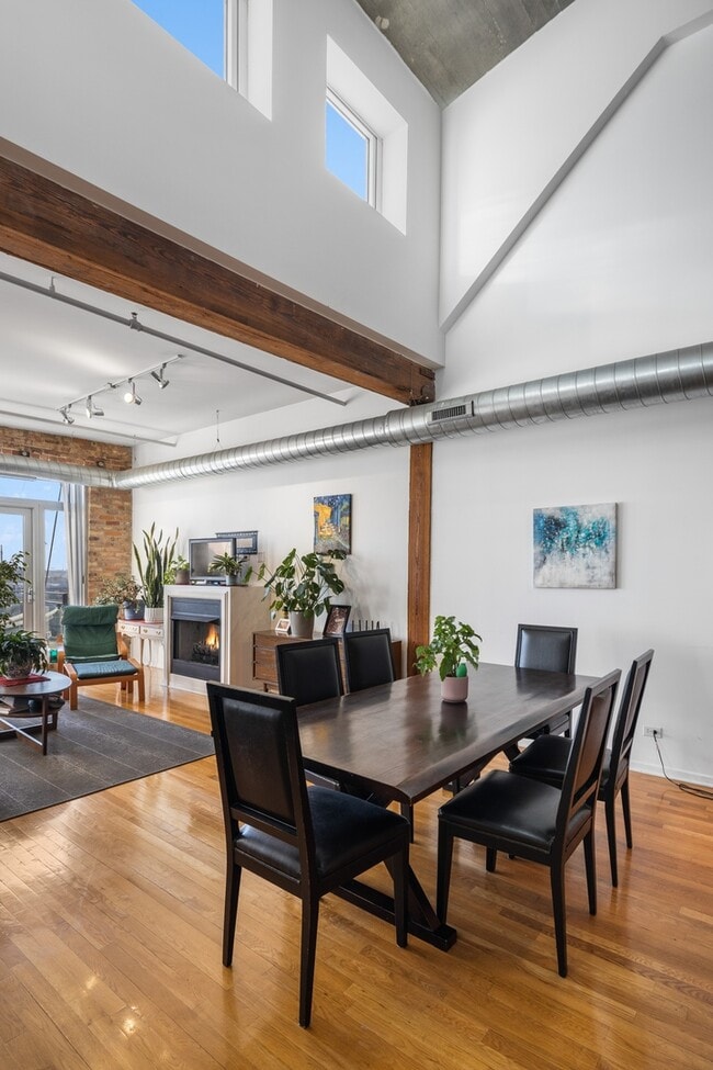 Building Photo - 333 S Desplaines St