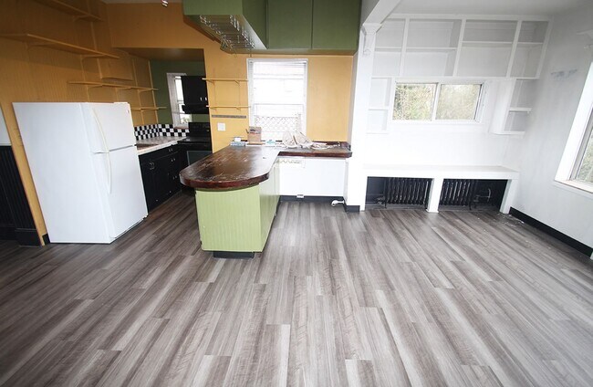 Foto del edificio - CHARMING 2 BEDROOM TUDOR REVIVAL APARTMENT W/ SOME VIEWS