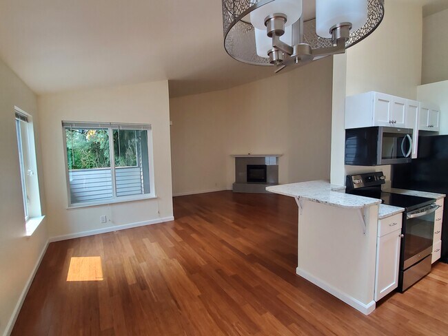 103 Sala de estar con chimenea - Beachwood Homes in Kirkland