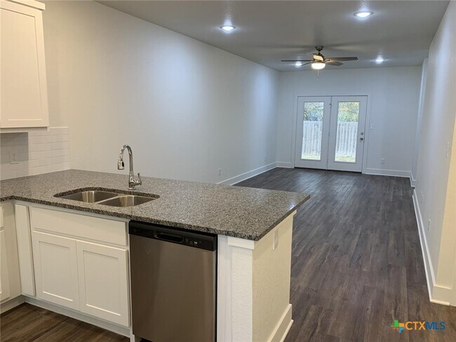 Foto del edificio - 1854 Royal Loop