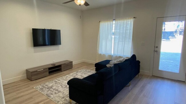 Foto del edificio - 7244 N Silver Spring Way