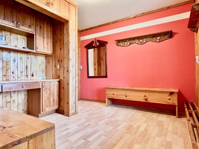 Foto del edificio - Charming Kewadin Farmhouse on US 31 For Re...