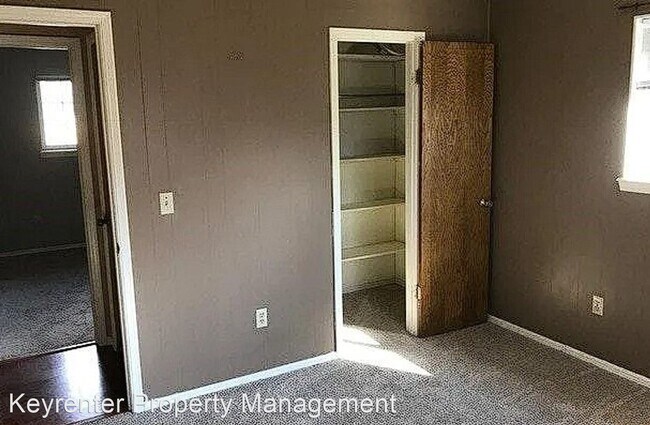 Building Photo - 3 br, 1 bath House - 4822 S Spruce Dr