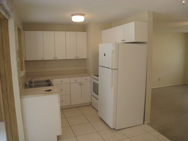 Building Photo - 1021 Lewis Dr