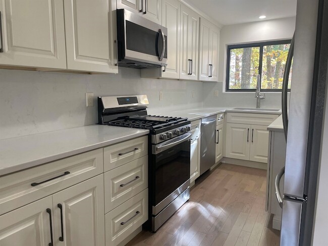 Building Photo - 64 Dunvegan Wds Dr