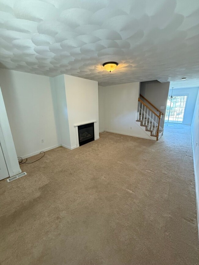 Building Photo - spacious three-bedroom townhouse!