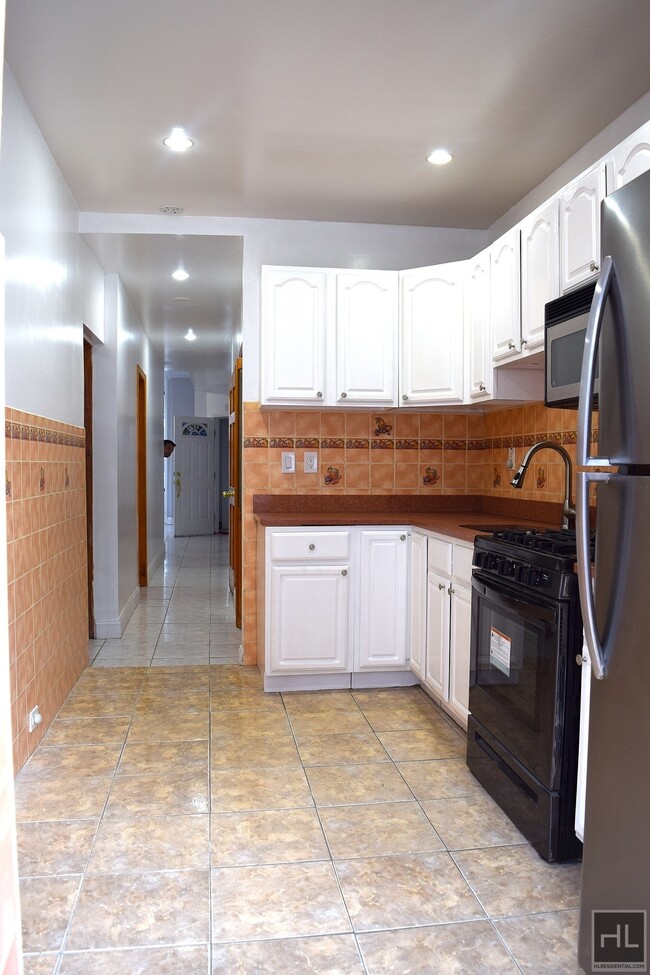 Building Photo - Cozy 2BR w/ Massive Backyard!