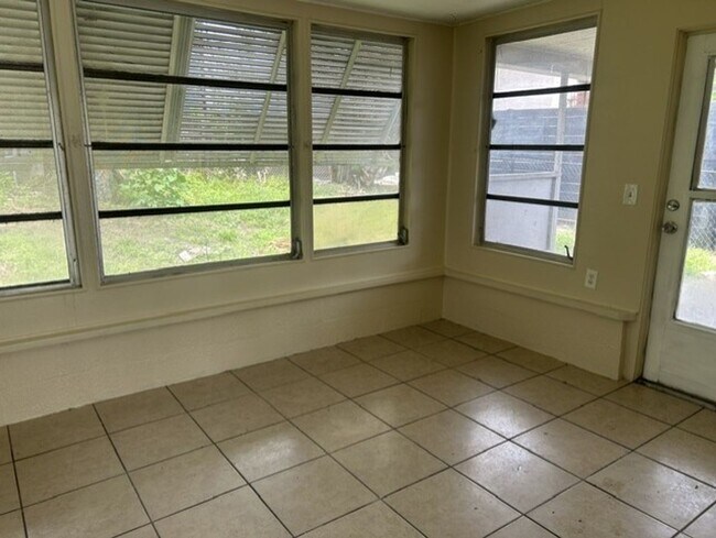 Building Photo - 2527 Cheval Dr