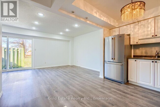 Building Photo - 125 Sekura Crescent