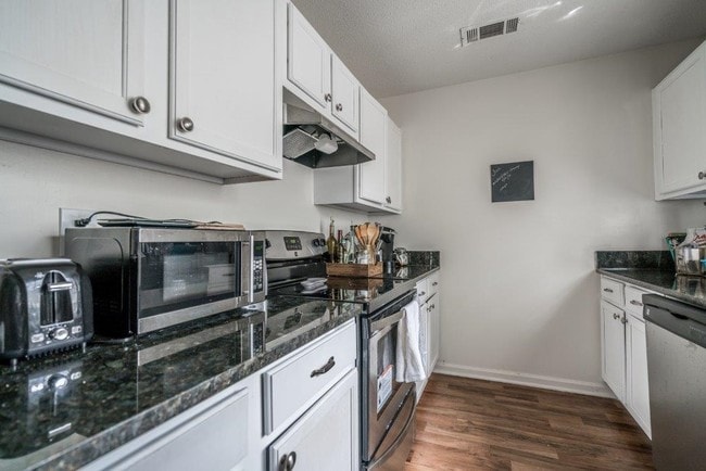 Building Photo - Creekside Apartments