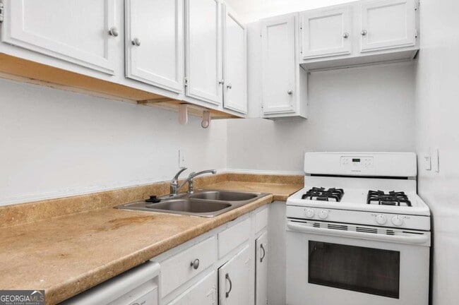 Foto del edificio - 11 Peachtree Hills Ave NE