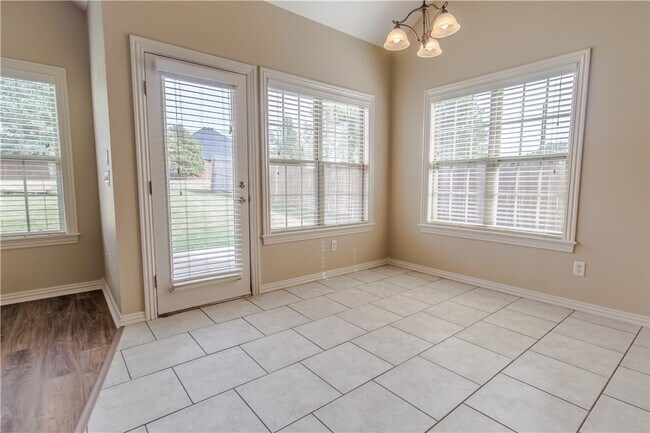 Foto del edificio - 1502 NE Dysart Woods Ln