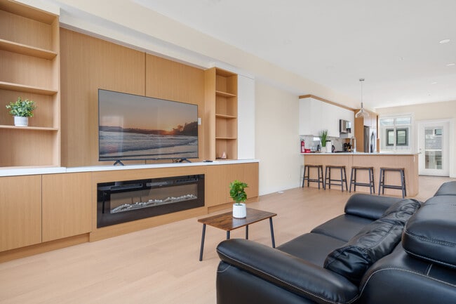 Building Photo - 6983 204 Street-SI ID1382486P