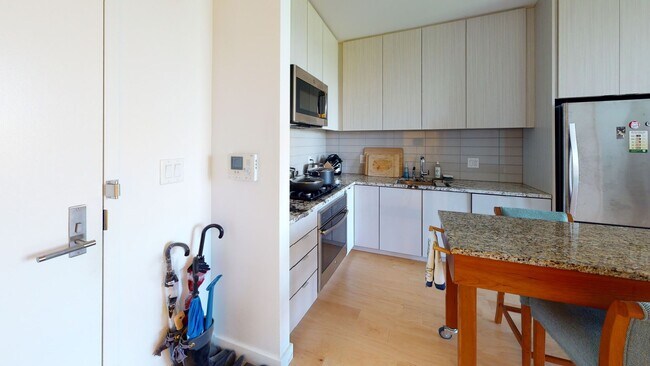 Foto del edificio - Top Floor Modern Condo in Longwood