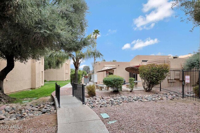 Building Photo - 3131 W Cochise Dr