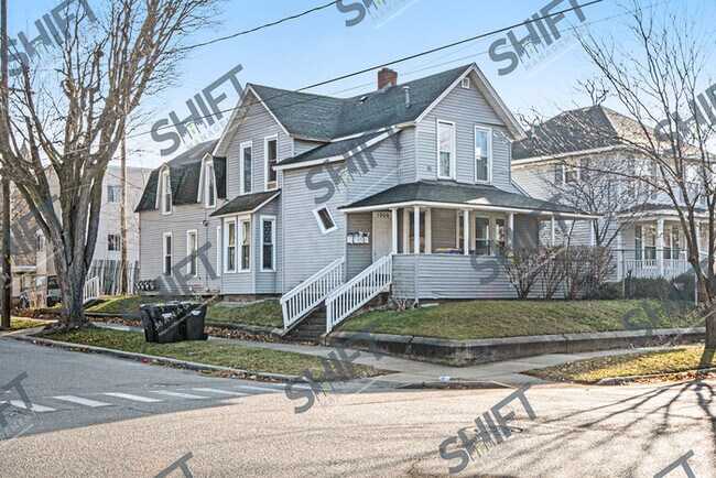 Building Photo - 1000 Cass #2 - beautiful studio