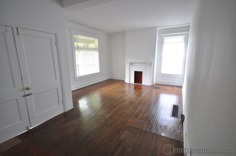 Living room - 399 E Oakland Ave