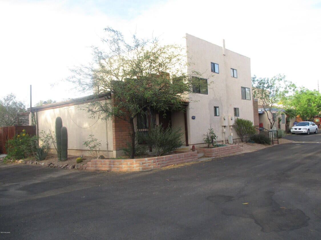 Primary Photo - 1971 N Palo Verde Blvd