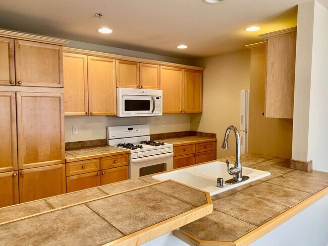 Foto del edificio - Beautiful Condo Within Walking Distance of Downtown Redmond!!