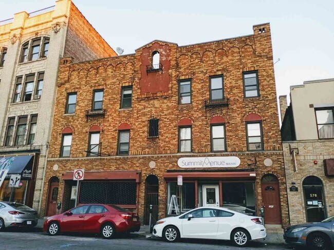 Building Photo - 580 Summit Ave