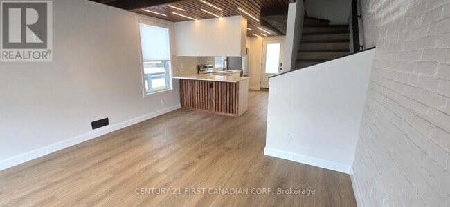 Photo du bâtiment - 857-857 Dundas St