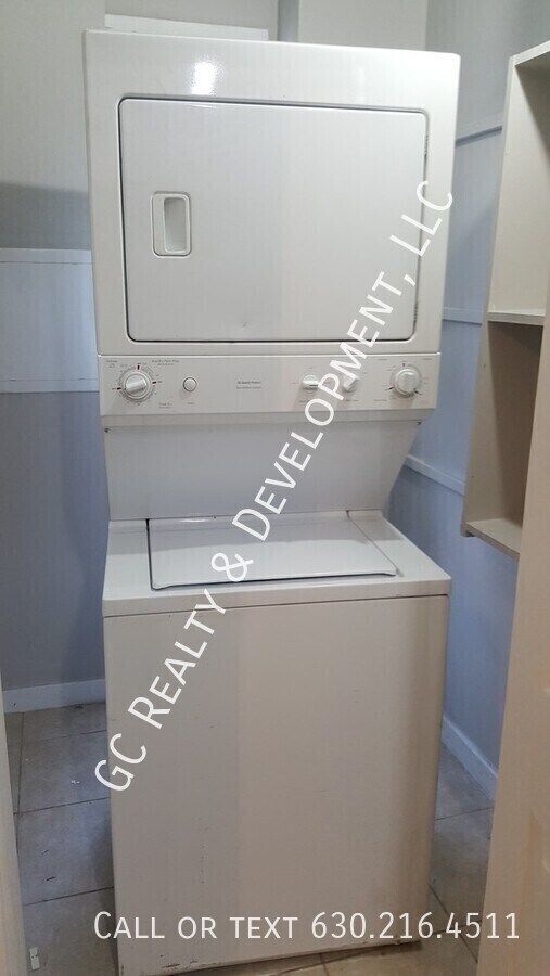 Foto del edificio - ***2 BDRM/ SS APPL INCL / ONE SHARED GARAG...