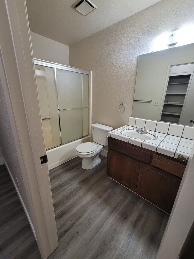 Building Photo - FER130