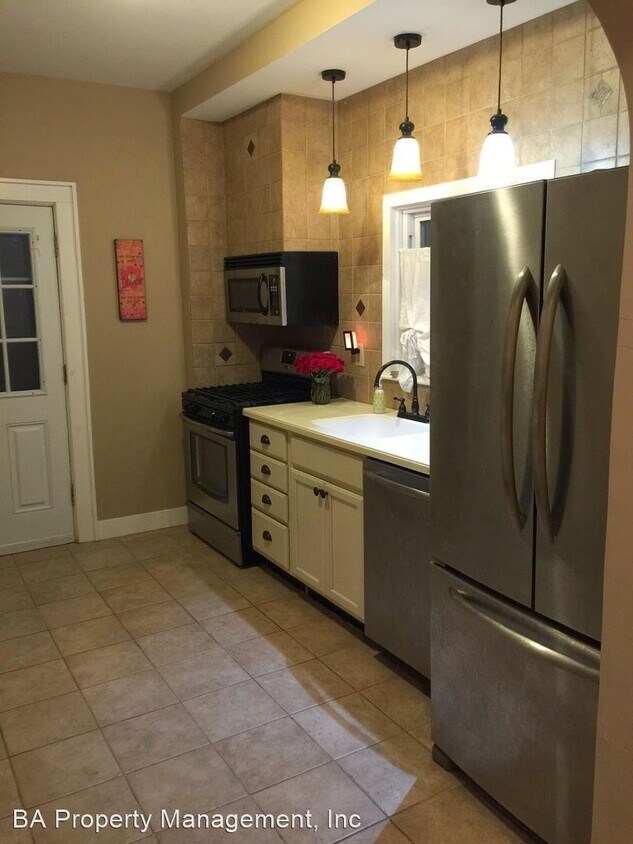 Foto principal - 5 br, 2.5 bath House - 125 N Pine Avenue