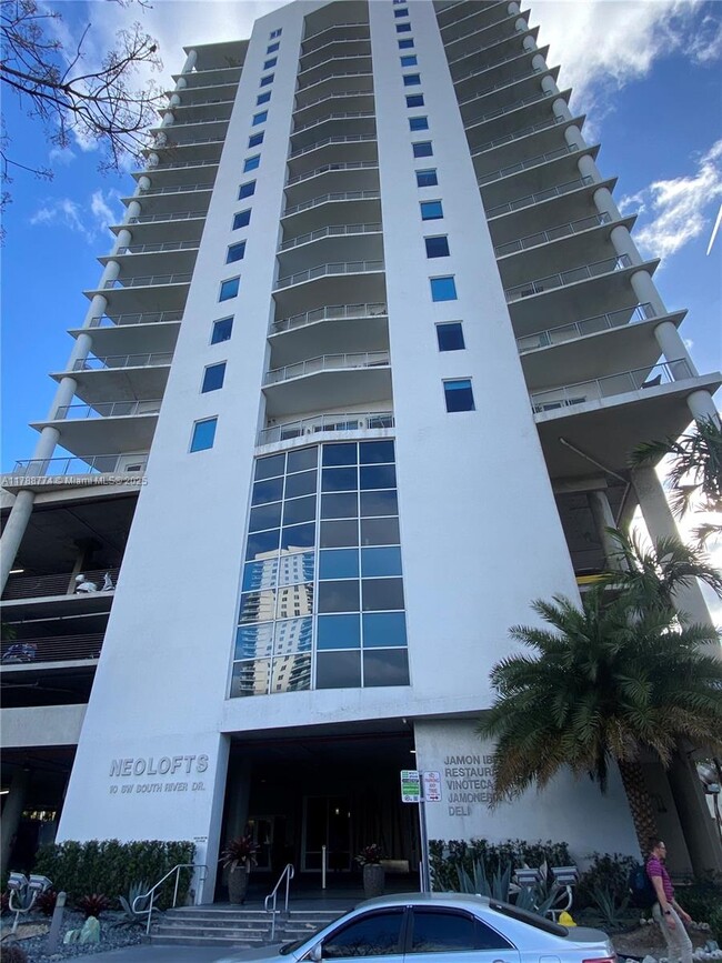 Foto del edificio - 10 SW South River Dr