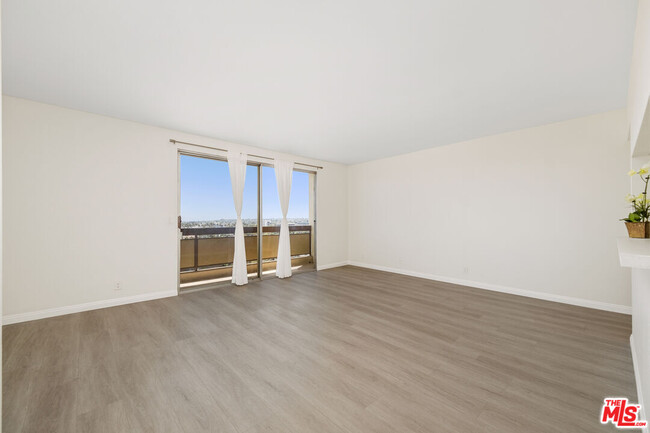 Building Photo - 321 S San Vicente Blvd