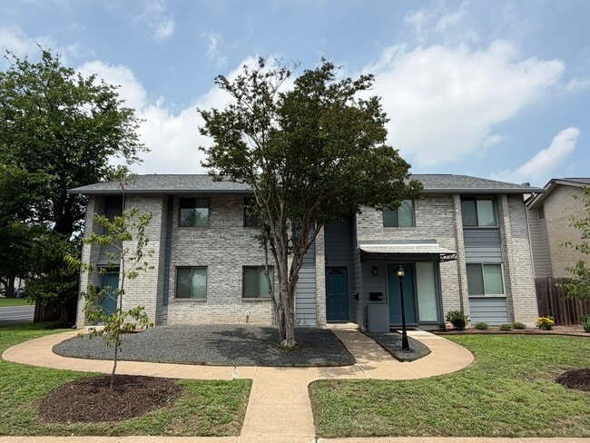 Building Photo - 3216 Crosscreek Dr