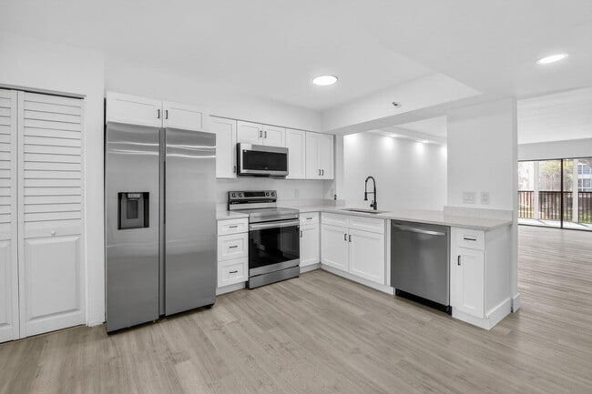 Foto del edificio - 14475 Strathmore Ln