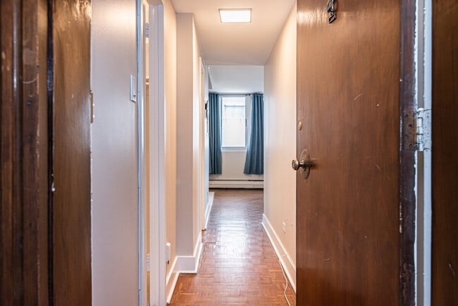 Photo du bâtiment - 1272 Rue Redpath-Crescent