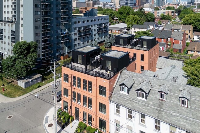 Building Photo - 131 Wellington St N